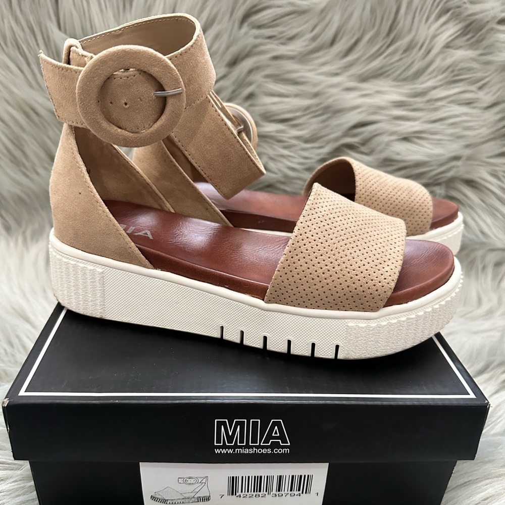 Mia Sandal size 7